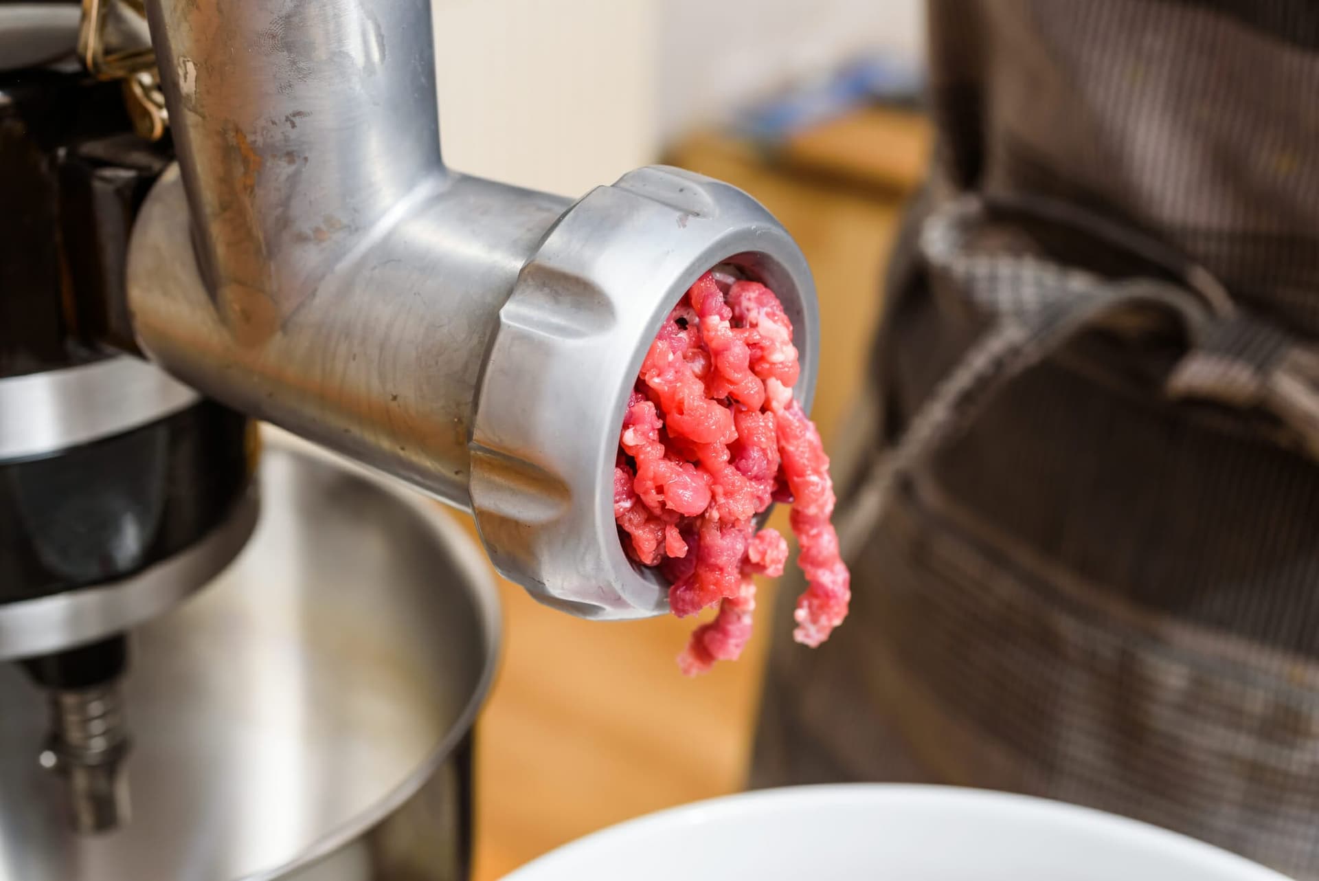 4 Best Meat And Bone Grinders For Dog Food (In 2025)