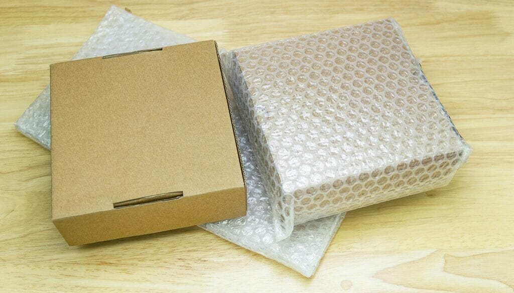 Insulate a dog crate with Bubble wrap